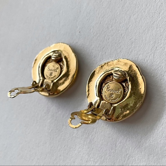 💥SOLD💥 CHANEL Vintage Gold CC Logo Earrings - Picture 5 of 8